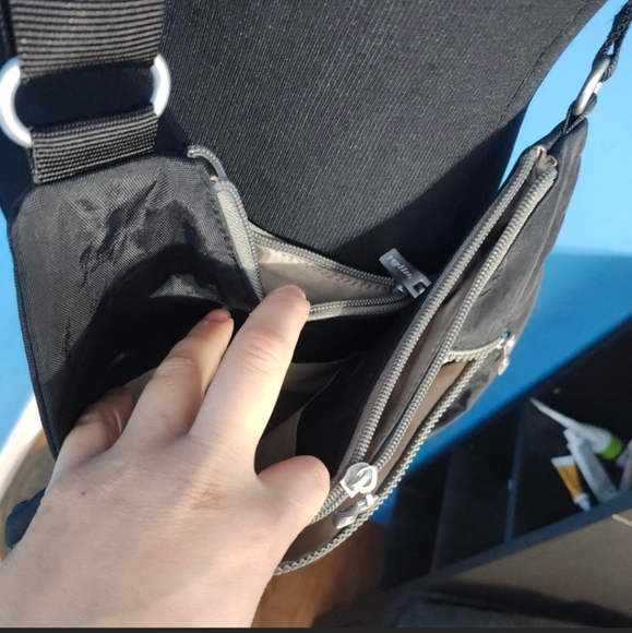 Baggallini crossbody black handbag - Picture 3 of 5